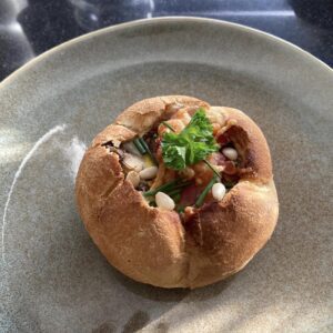 Keizerbroodje met ei, kastanje champignons, ontbijtspek, pijnboom pitjes en verse kruiden